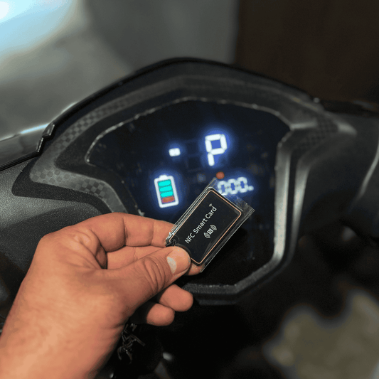 Elektromos robogó Budapesten, NFC-vel történő ki- és bekapcsolási funkcióval és park mód funkcióval a biztonság és energiahatékonyság érdekében, készpénzes vagy részletfizetéses vásárlásra elérhető robogó kereskedésünkben.