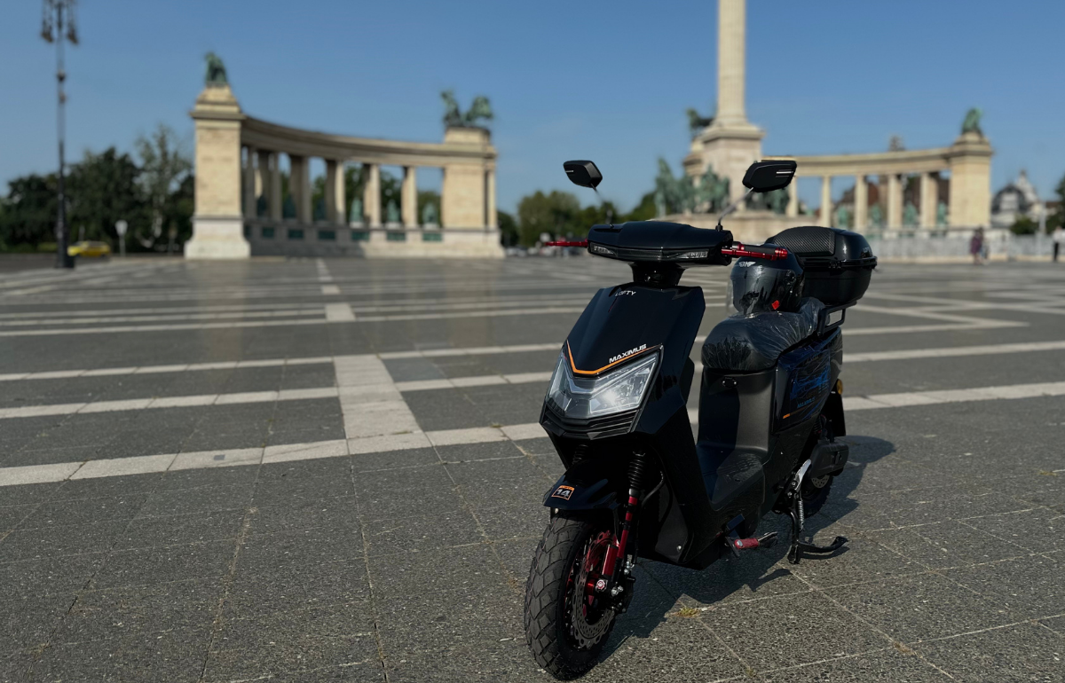 Kick scooter, robogó,, Robogó alkatrész, Clutch, elektromos robogó, elektromos robogó alkatrész, eladó alkatrész, eladó Fekete robogó, vespa robogó, robogó biztosítás, elektromos roller,Black labubu robogó