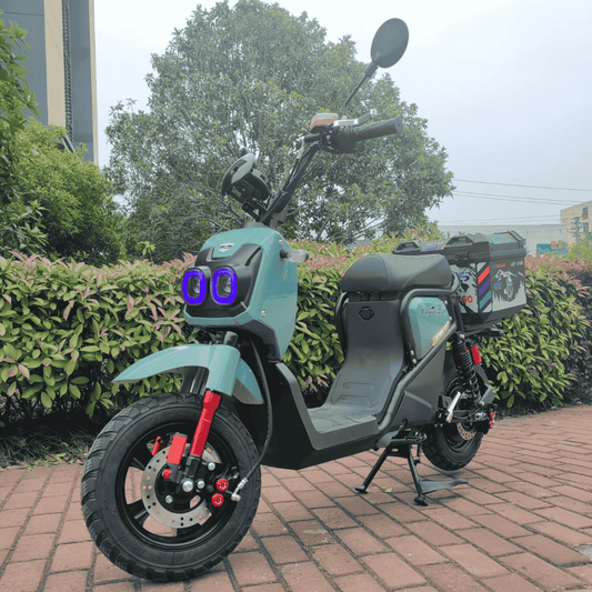 Equickey P6 elektromos robogó zöld szín, városi környezetben, 50 km/h sebesség