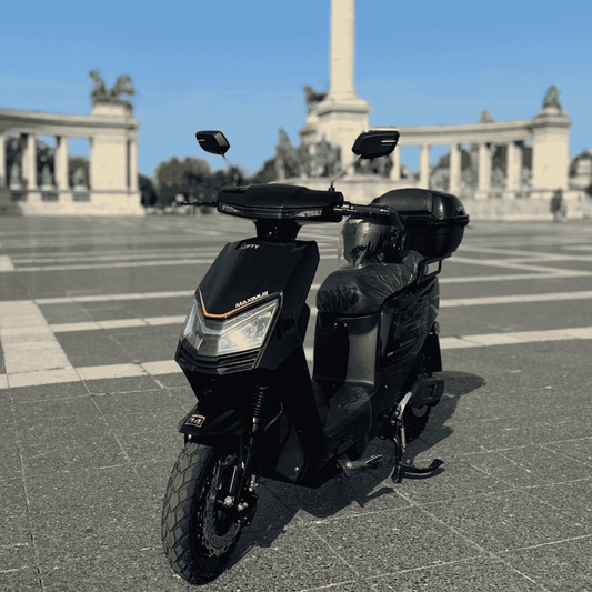Black fekete electric elektromos moped in hero square Budapest - ideal for Rent or buy