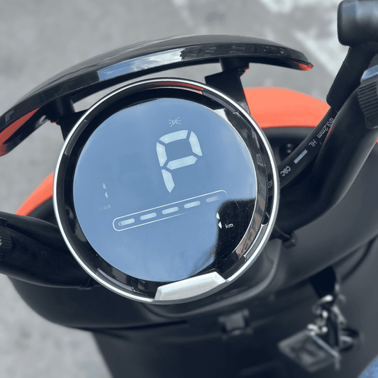 Fadu F2 elektromos robogó műszerfal közelről – NFC indítás, 150 km hatótáv, 670.000 Ft