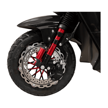 Lofty 14 Maximus elektromos robogó első teleszkópja piros rugóstagokkal és tárcsafékkel. Sportos kialakítás, kiváló manőverezhetőség, 25 km/h, 110 km hatótáv – jogosítvány nélkül, 635.000 Ft.