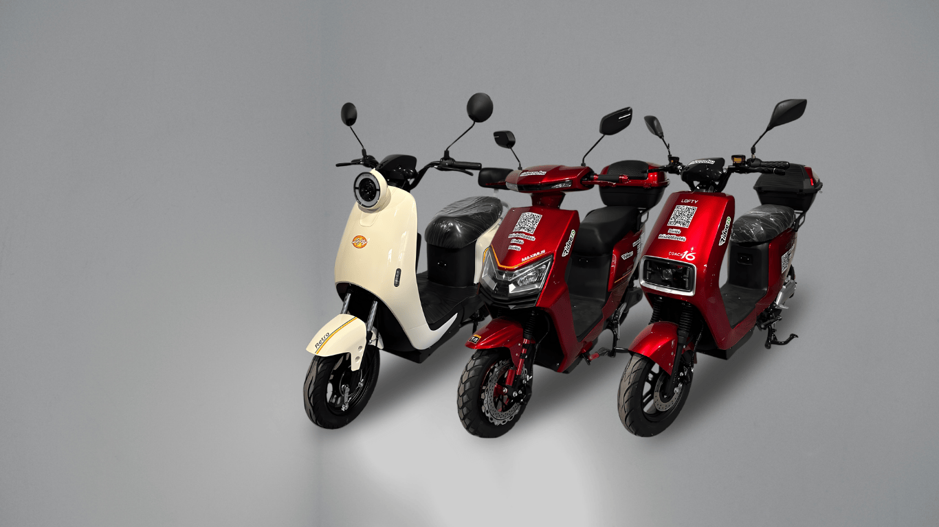 Három 25 km/h sebességű elektromos robogó jogosítvány nélkül vezethető, fehér retro modell, piros sport modell és piros futurisztikus modell, árak 279.990 Ft-tól.