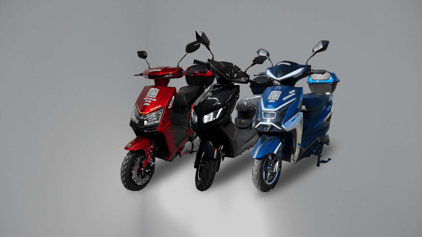 Három 45 km/h elektromos robogó, akár 210 km hatótáv egy töltéssel, árak 625.000 Ft-tól, kék, piros és fekete színű modellek.