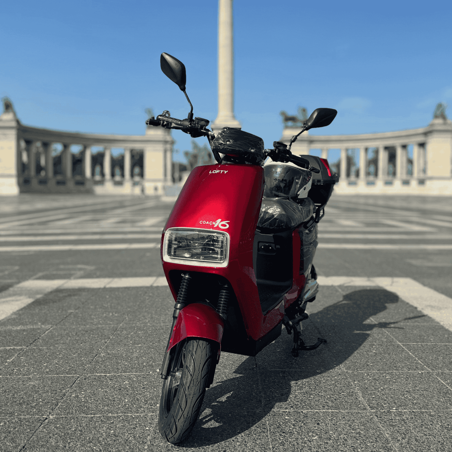 Lofty 16 Coach elektromos robogó piros színben, modern szögletes első fényszóróval. 25 km/h végsebesség, tárcsafékek, jogosítvány nélkül vezethető – tökéletes városi ingázáshoz. Ára: 599.990 Ft.