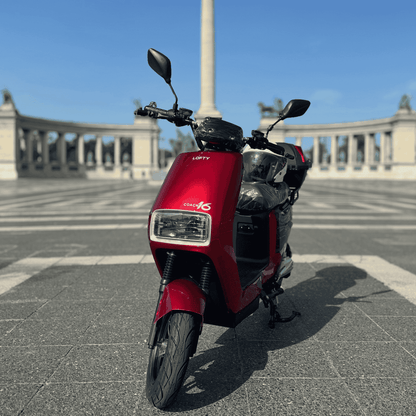 Lofty 16 Coach elektromos robogó piros színben, modern szögletes első fényszóróval. 25 km/h végsebesség, tárcsafékek, jogosítvány nélkül vezethető – tökéletes városi ingázáshoz. Ára: 599.990 Ft.