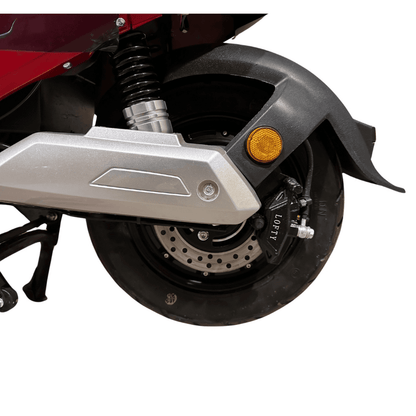 Lofty 16 elektromos robogó hátsó tárcsaféke és rugózása. Biztonságos megállás, strapabíró kivitel – 25 km/h városi sebességhez tervezve. Ára: 599.990 Ft.